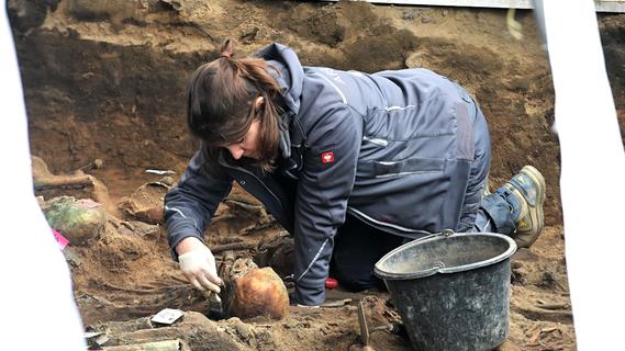 Riesiger Pestfriedhof in Nürnberg: Archäologen legen drei von acht Massengräbern frei