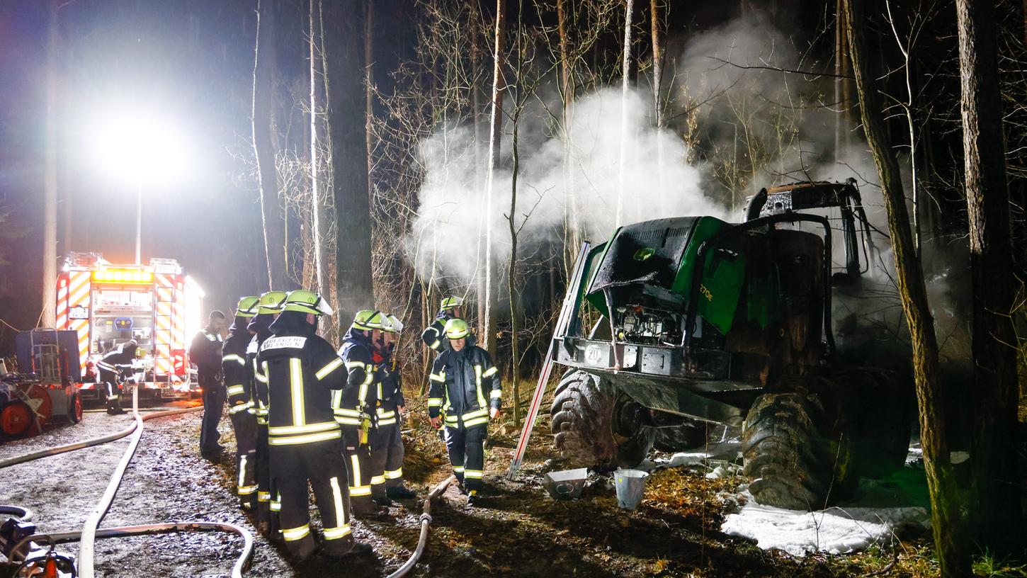 Der Brand einer Holz-Erntemaschine in der Brucker Lache bei Erlangen beschäftigt die Ermittler.