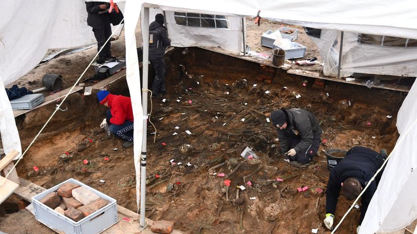 Bilder vom Massengrab in Nürnberg: So arbeiten die Archäologen auf dem Pestfriedhof