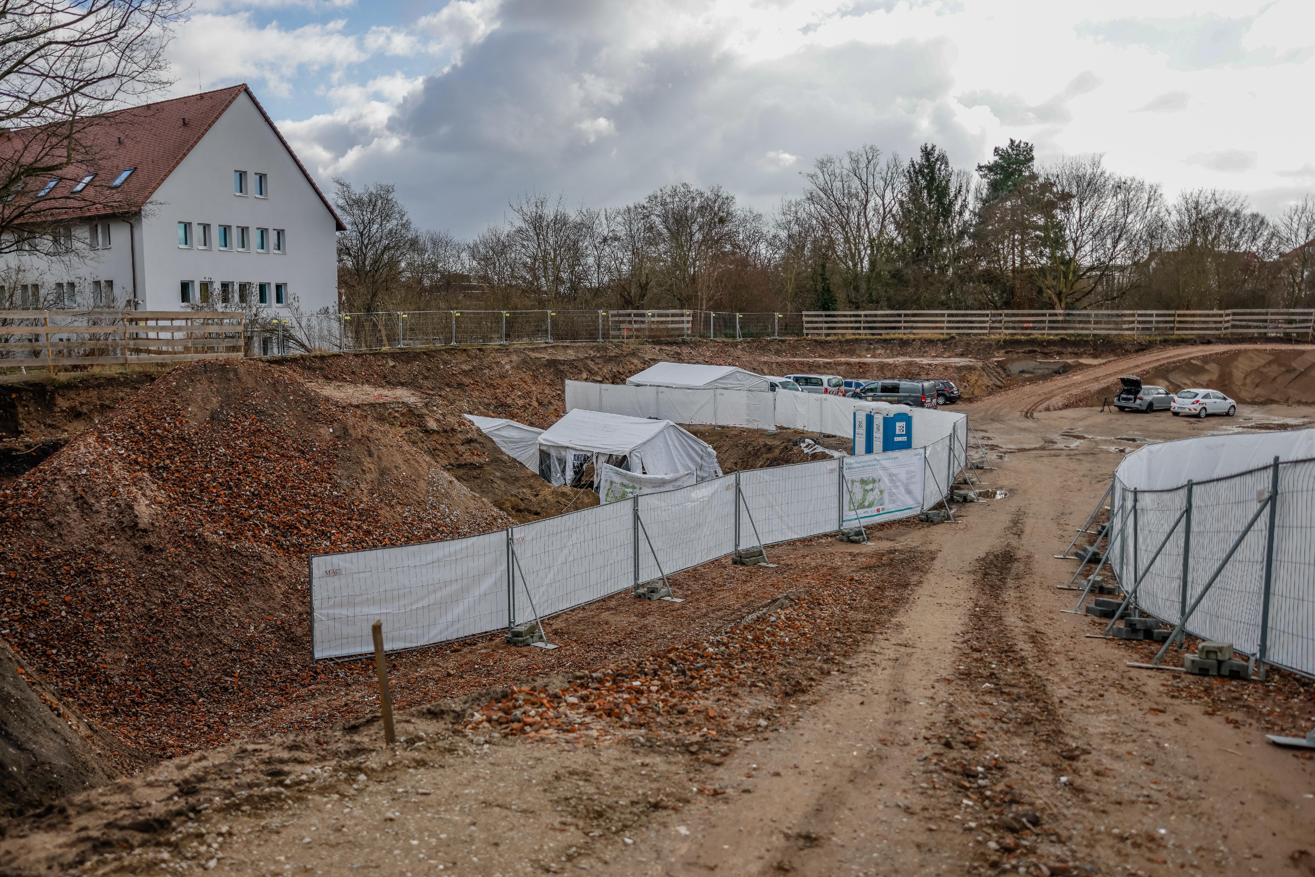 Aber auch Reste von Leinentüchern, Münzen oder Knöpfen wurden bei den Ausgrabungen gefunden.