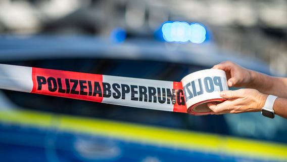 Mitarbeiter finden 20-Jährigen tot zwischen Altkleidern in Bayern