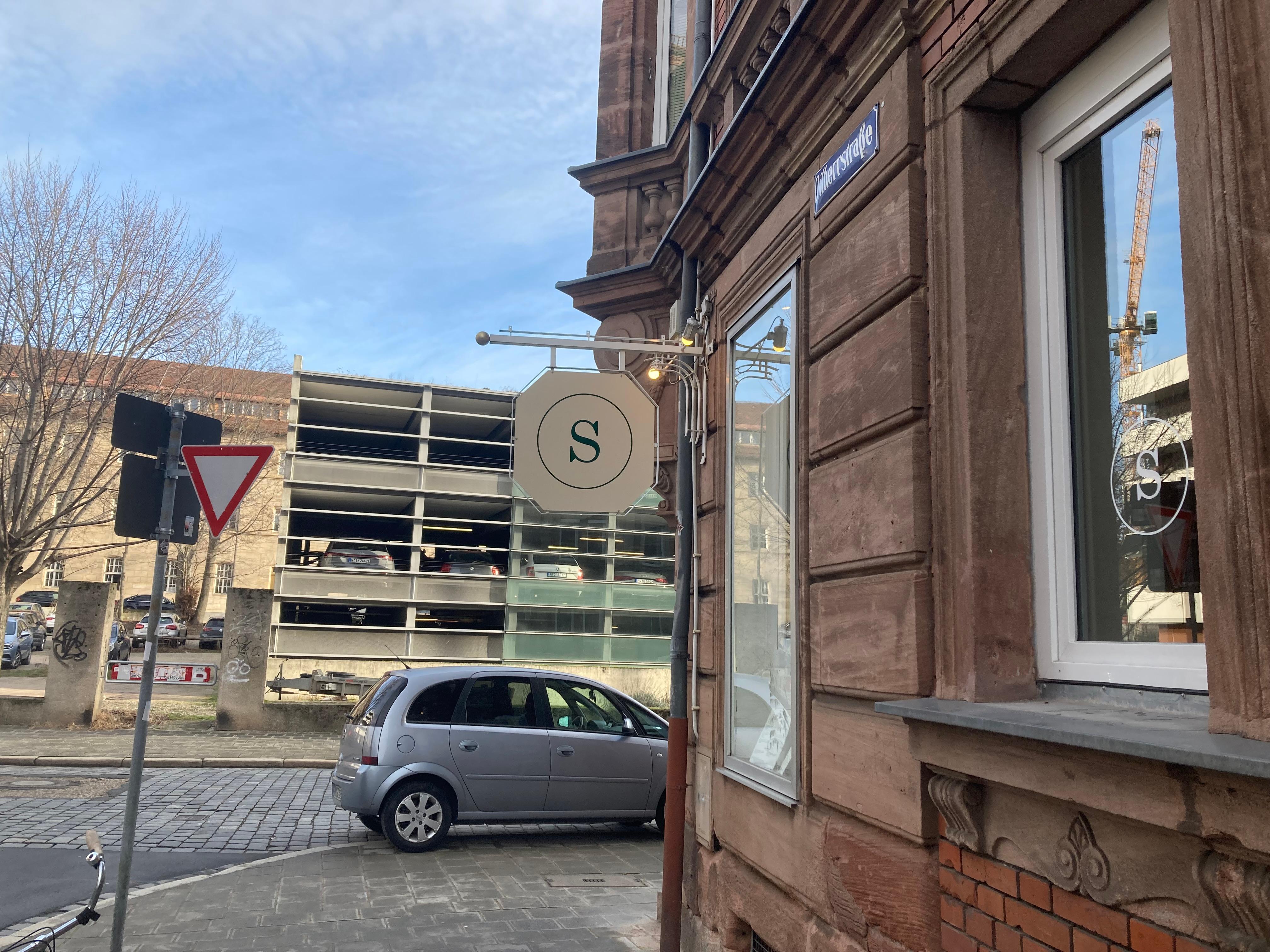 Fans des "Sundays" erkennen das Schild auf den ersten Blick.