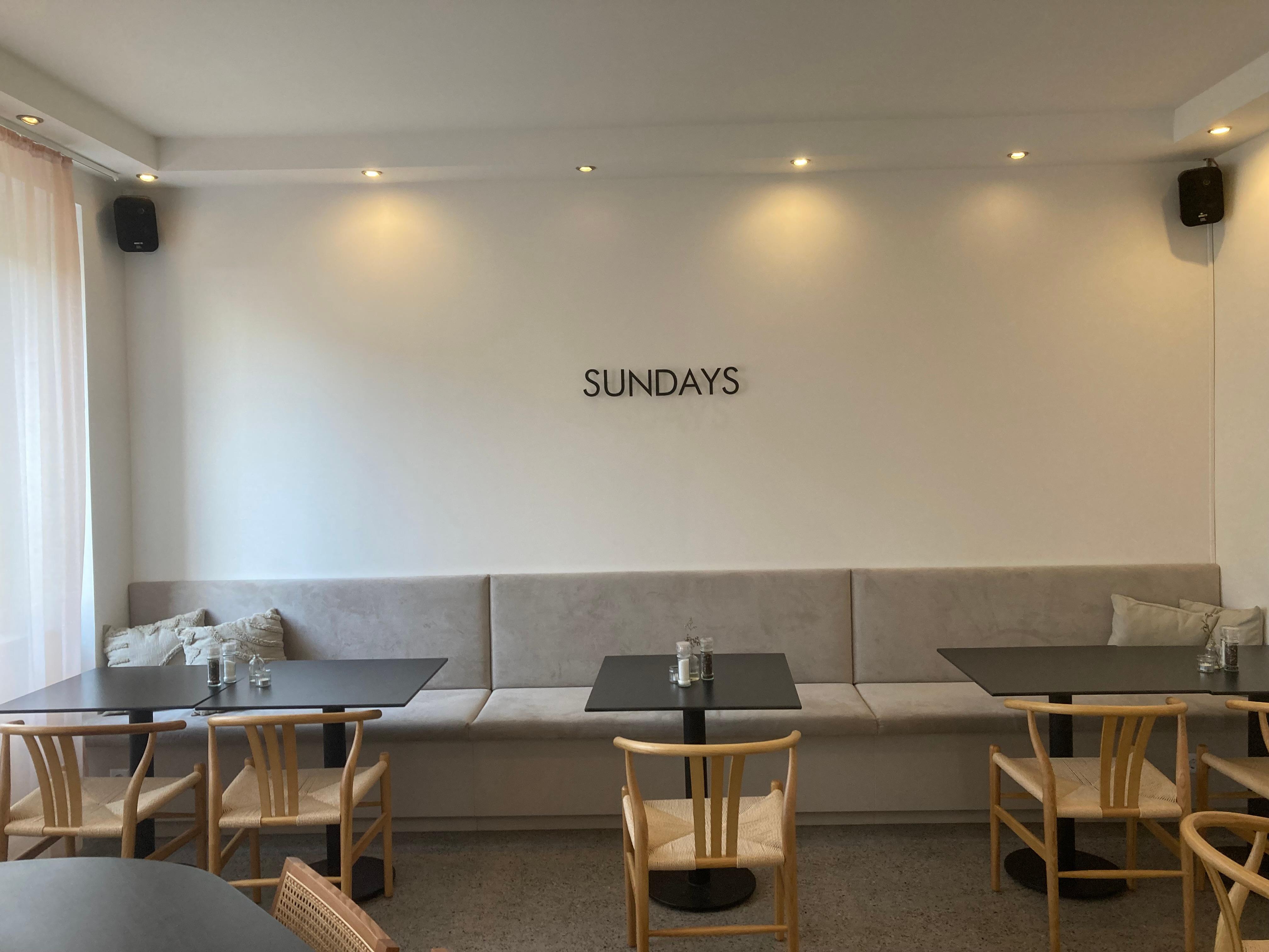 Anders als im Standort in Maxfeld ist das Interieur im Café in Gostenhof minimalistisch in edlen Schwarz- und Grautönen gehalten.