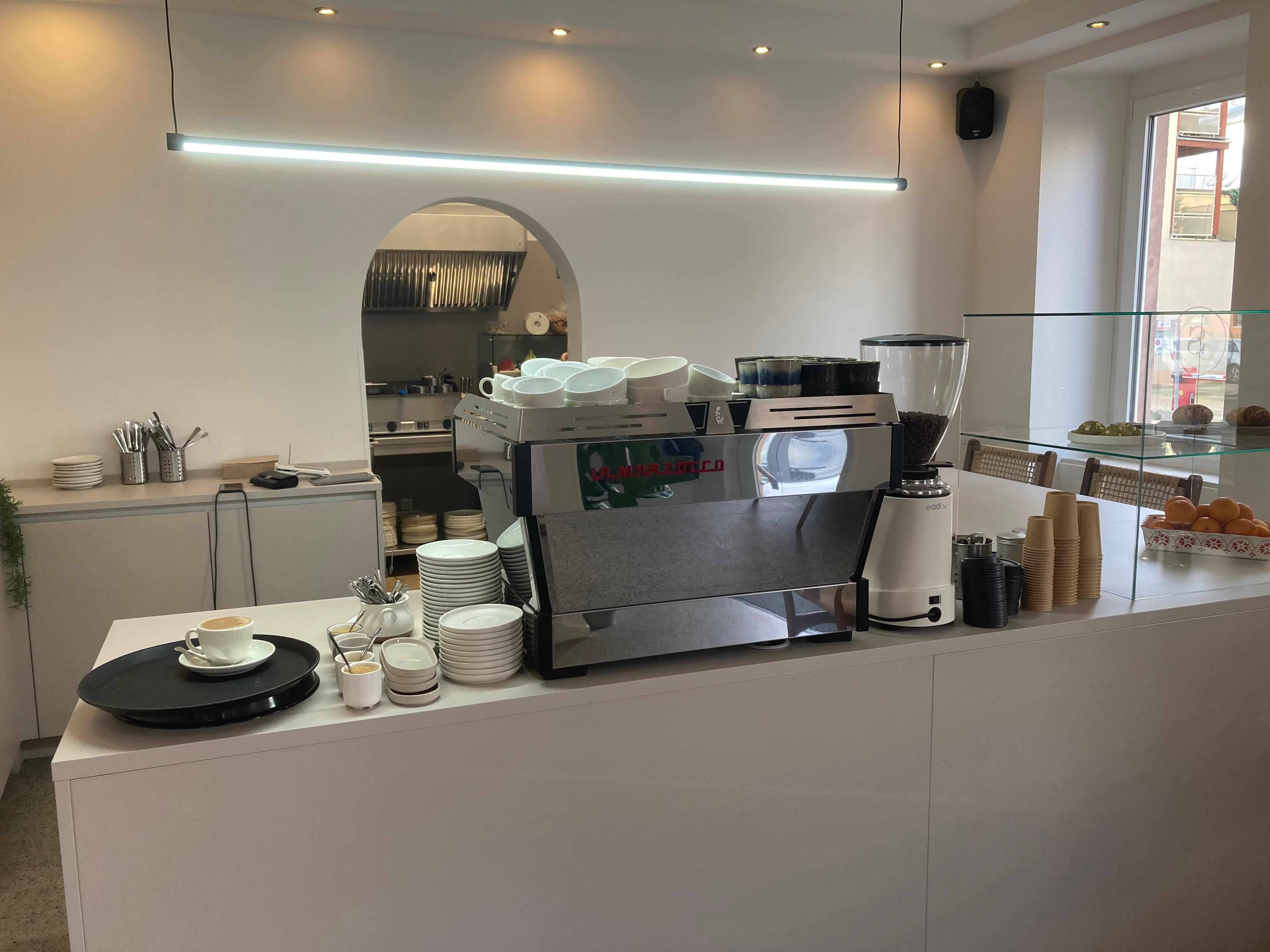 Das Herzstück des Cafés: die Theke mit Kaffeemaschine und Kuchenvitrine.