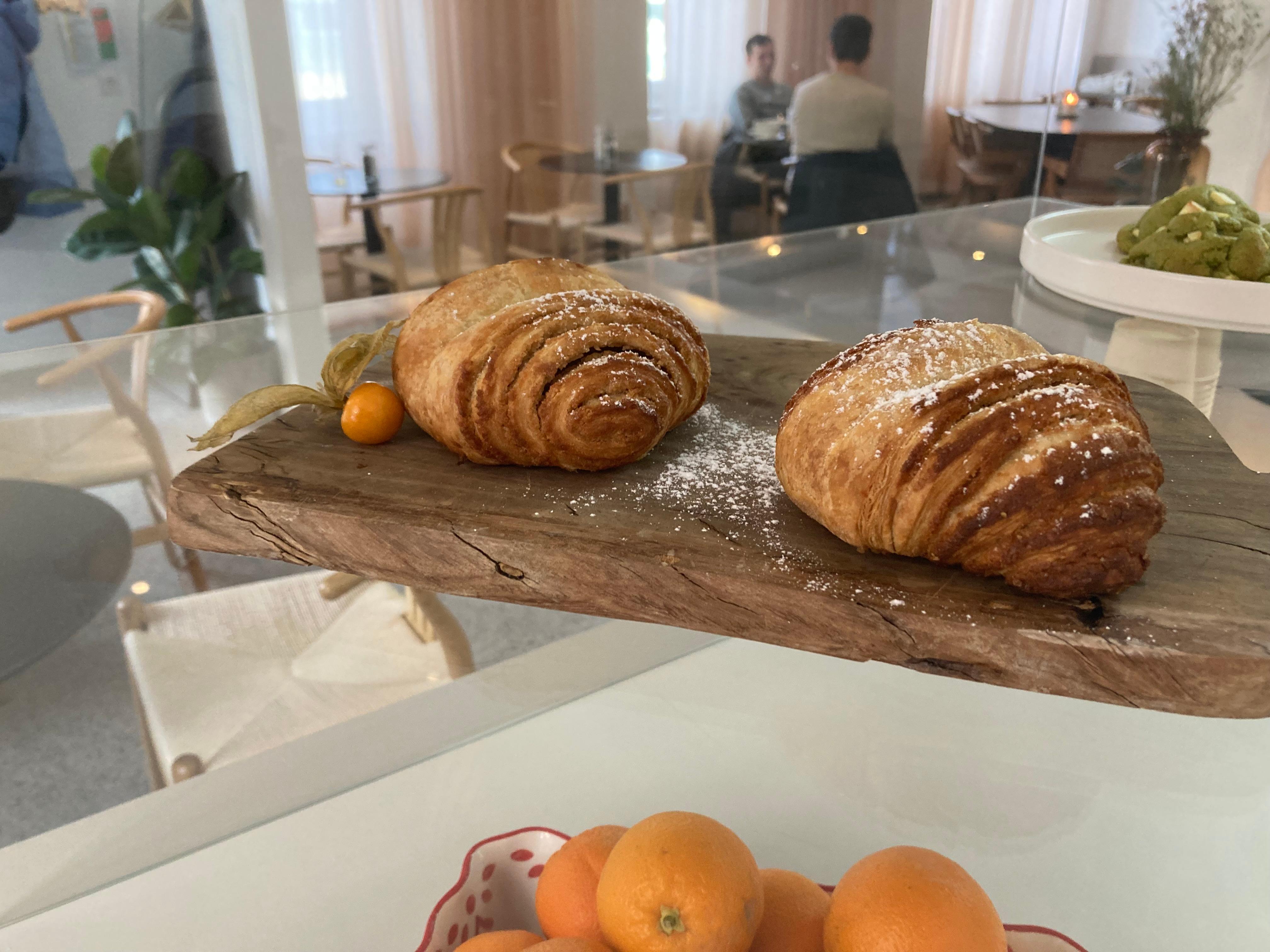 Täglich gibt es frische Kuchen im "Sundays", am Wochenende mehr als unter der Woche. Im Bild: Franzbrötchen.