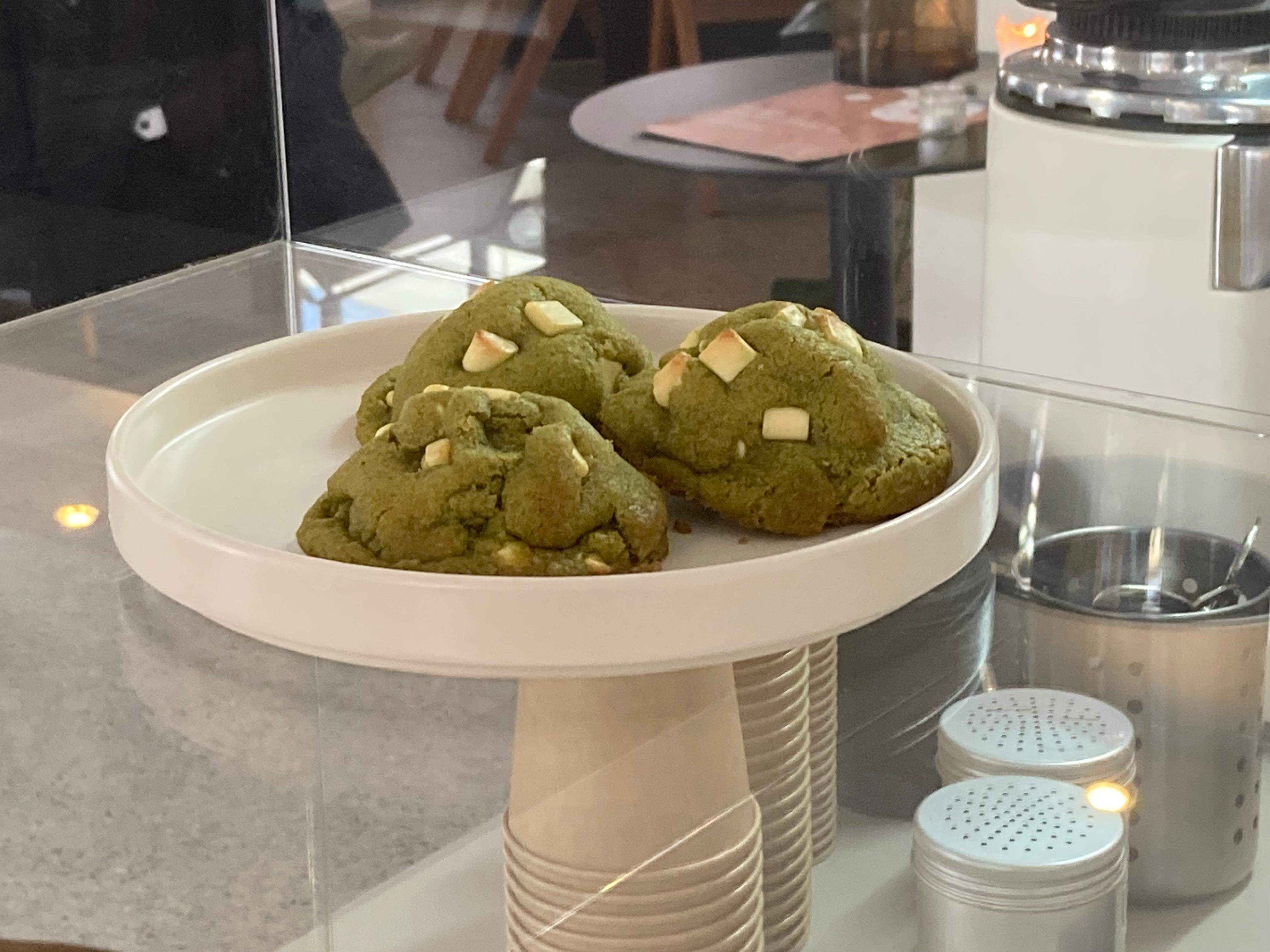 Wer sich nicht von der Farbe abschrecken lässt, kann hier auch Superfood-Cookies mit Matcha-Tee probieren.