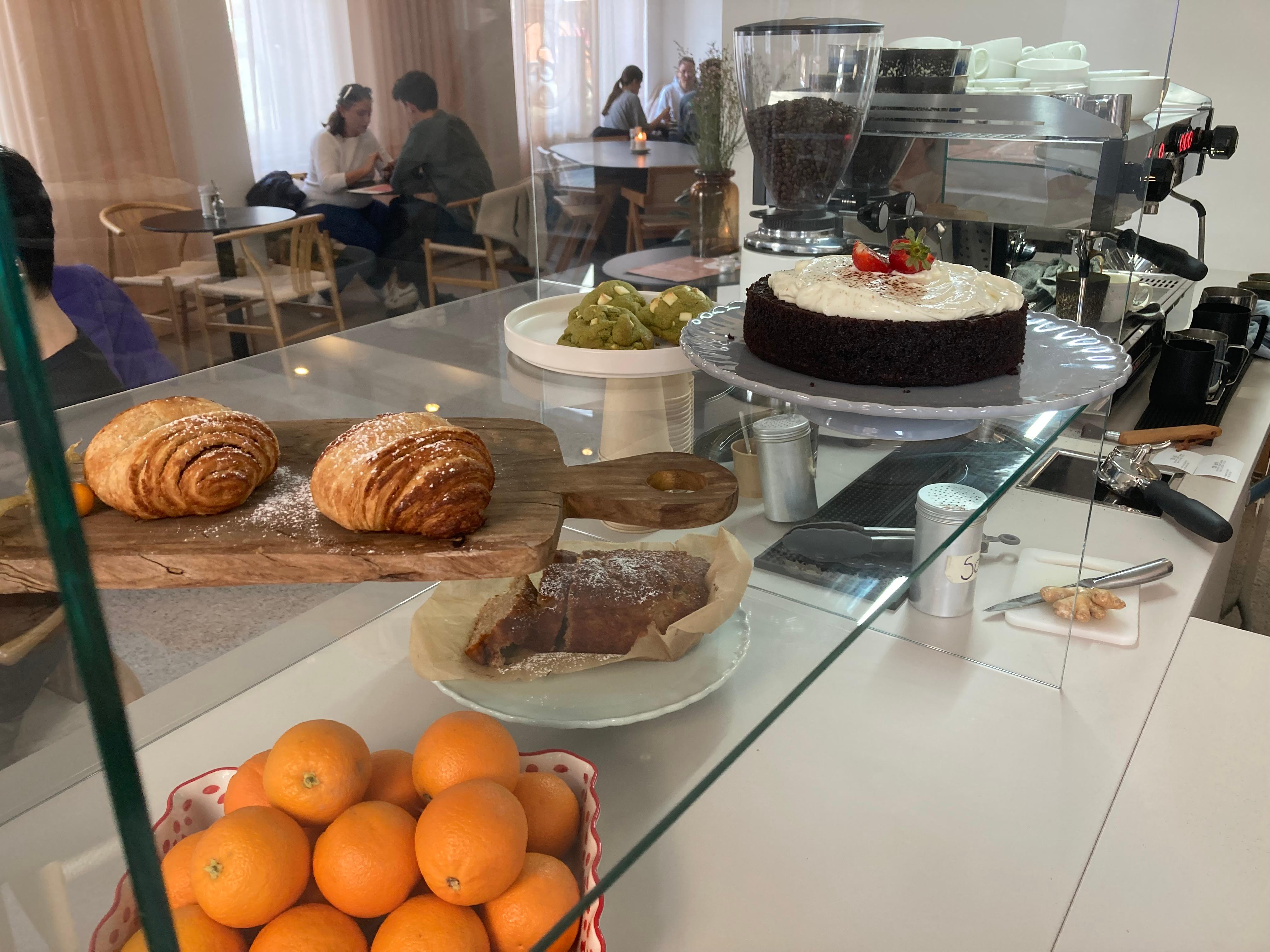 Lediglich das Bananenbrot für 4,50 Euro steht dauerhaft auf der Karte. Hier zu sehen sind Franzbrötchen, Matcha-Cookies und Schokokuchen mit Crème fraîche - jeweils für 3,50 Euro.