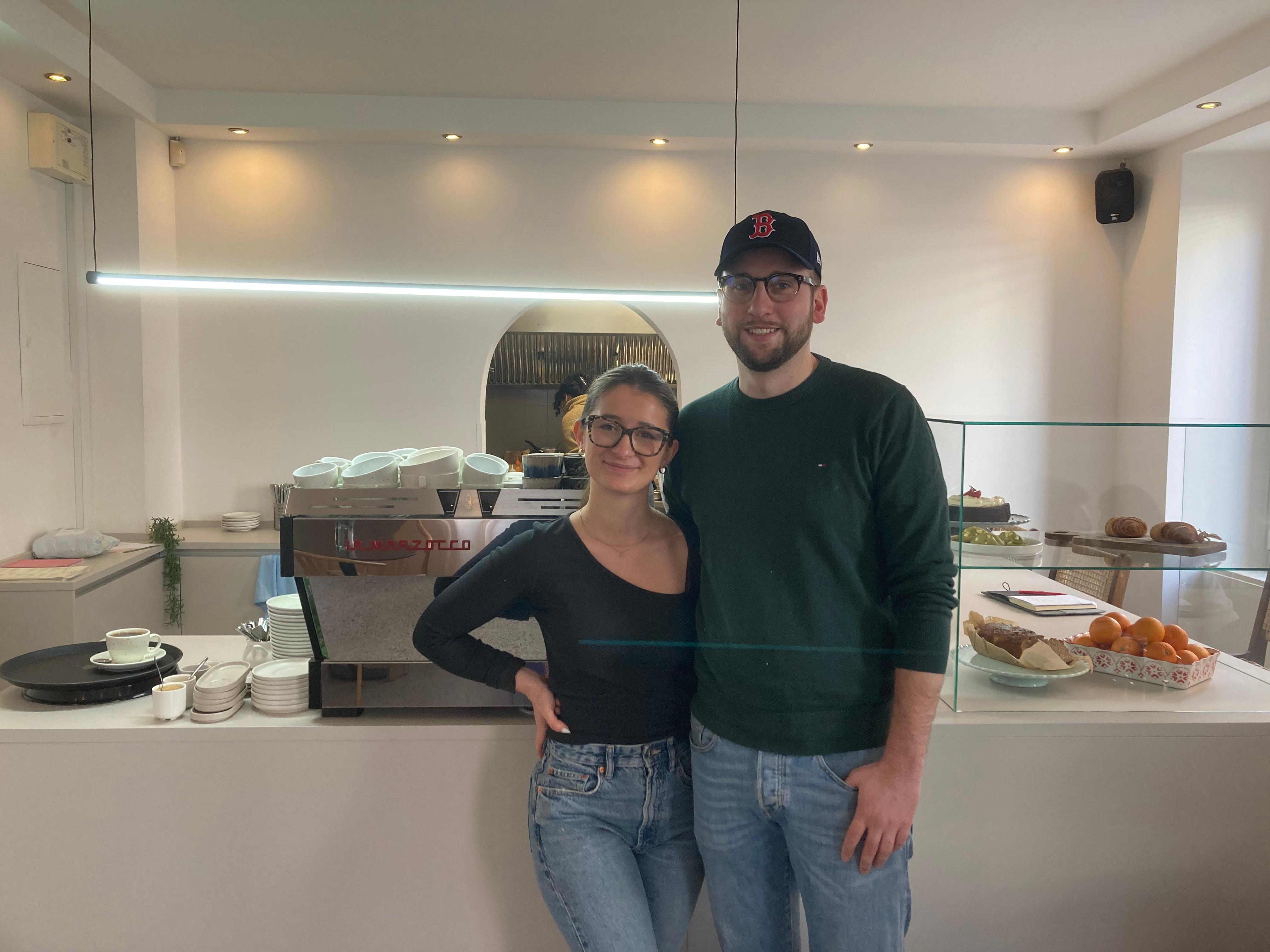 Mona Lugbauer (l.) betreibt gemeinsam mit ihrem Freund Jonas Reif (r.) das "Sundays".