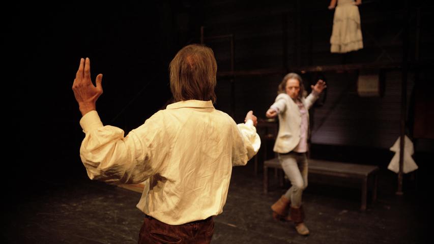 Die Geschichte von Cyrano de Bergerac, der in seine Cousine Roxane verliebt ist, ihr seine Liebe aber nicht gesteht, da er wegen seiner großen Nase fürchtet, von ihr verspottet zu werden, ist am Samstag (16 Uhr) im Theater Pfütze zu sehen. Ab 13 Jahren. 