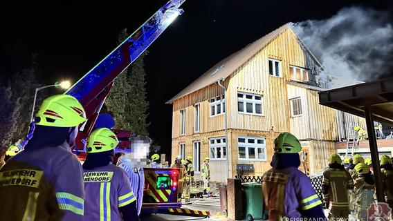 Großeinsatz der Feuerwehr in Möhrendorf: Haus mit Holzfassade stand in Flammen