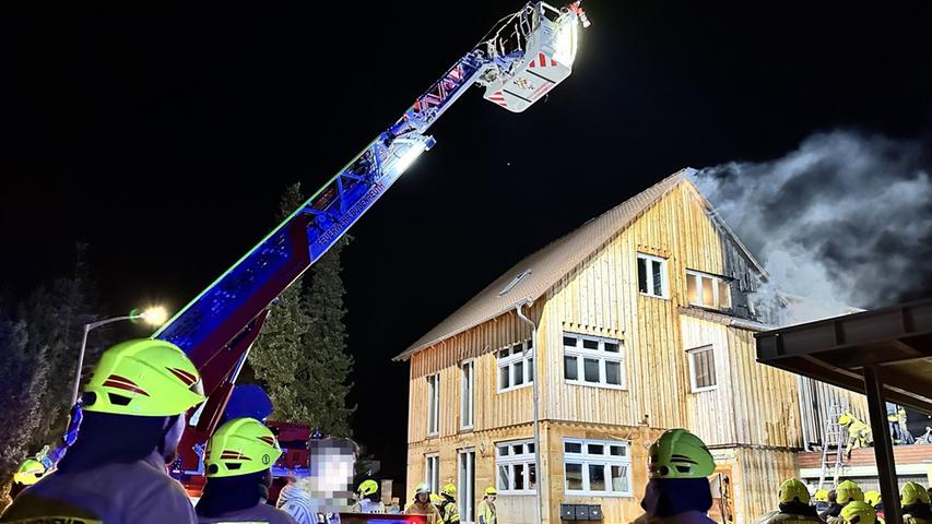 Flammen an Holzfassade von Mehrfamilienhaus in Mittelfranken - Feuerwehren mit Großeinsatz