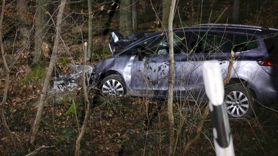 Auto prallt im Landkreis Ansbach frontal gegen Baum: Rettungshubschrauber fliegt Mann in Klinik