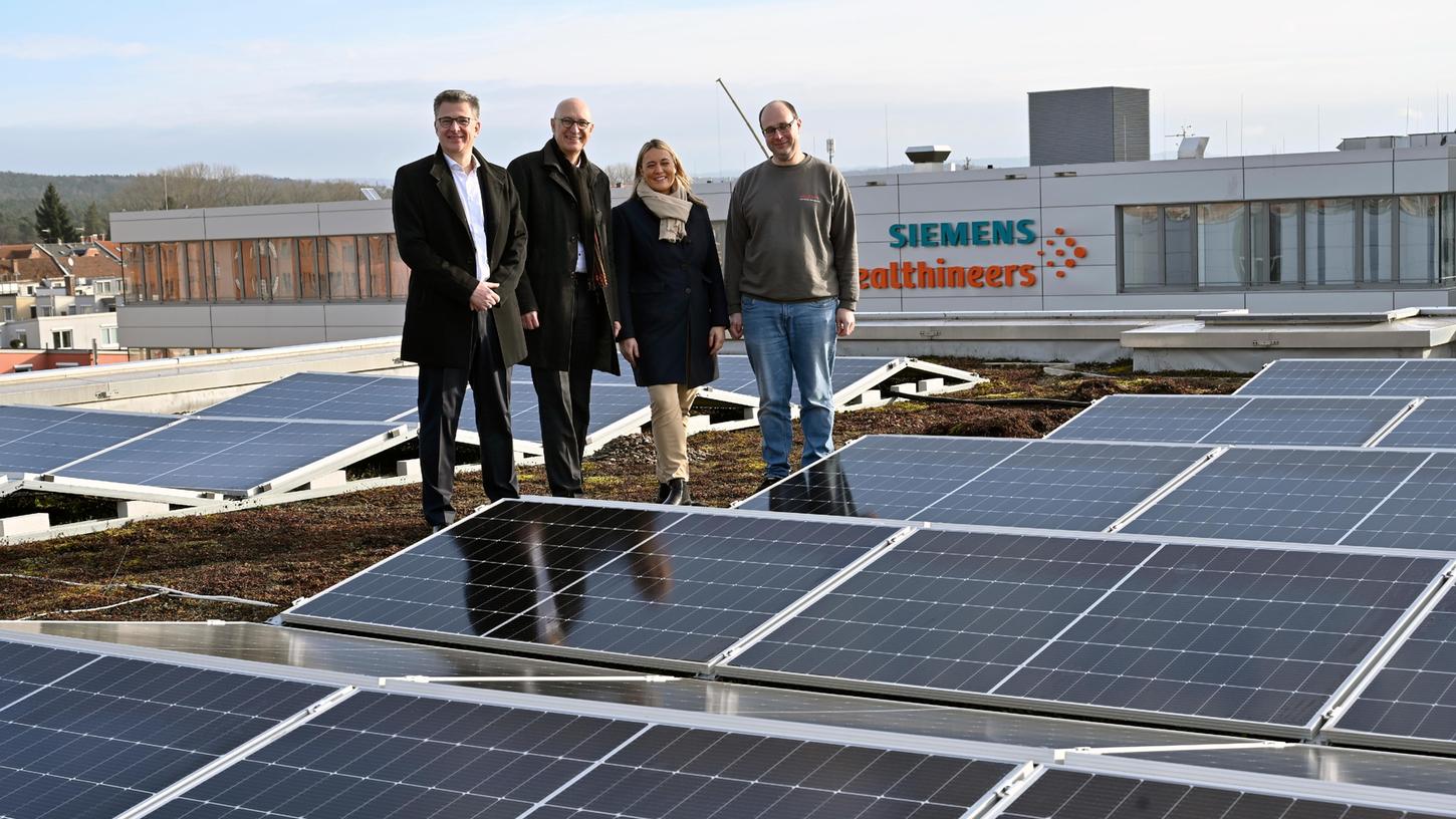 Das Medical Valley Center an der Henkestraße hat jetzt, zumindest auf zwei der Gebäude, eine PV-Anlage. Wirtschaftsreferent Konrad Beugel (2.v.l.) und Matthias Mickmann (Vorstandsmitglied der Sparkasse, l.) kamen zur Besichtigung. Empfangen wurden sie von Center Managerin Carolin Bischof und Michael Strauß vom Facility Management.