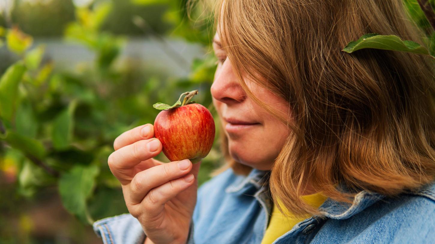 Ein Apfel ist die typische Speise zum Fastenbrechen.