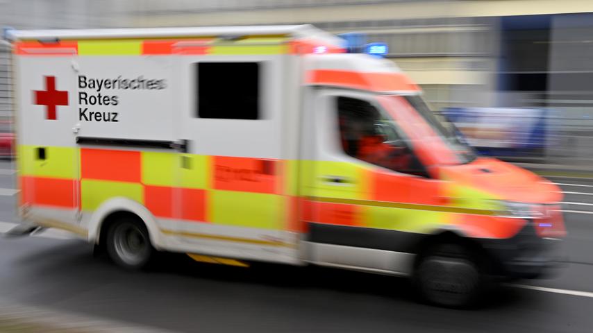 Frau in Nürnberg von Lkw schwer verletzt: Fahrer fährt nach Unfall einfach weiter