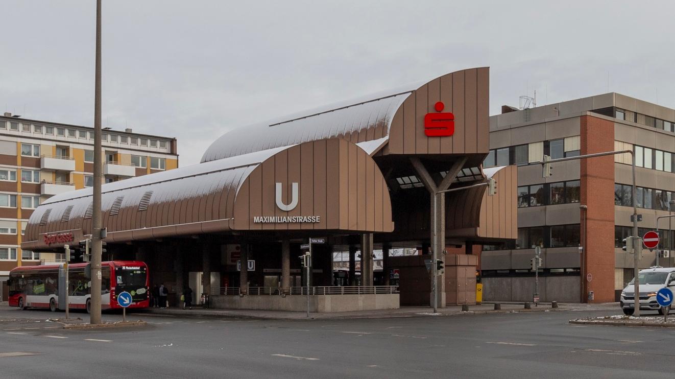  Seit 1981 stehen der neue U-Bahnhof mit Sparkasse und ein Bürogebäude der VAG an der Stelle der „Straßenbahnervilla“ und des Pförtnerhauses.
