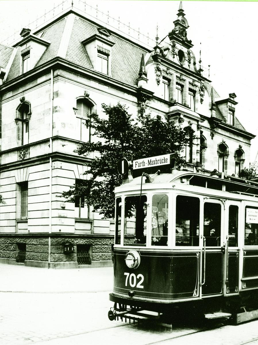 Der nagelneue MAN-Versuchswagen 702 passiert 1913 die „Straßenbahnervilla“. Damals befand sich das Gebäude noch im originalen Zustand.