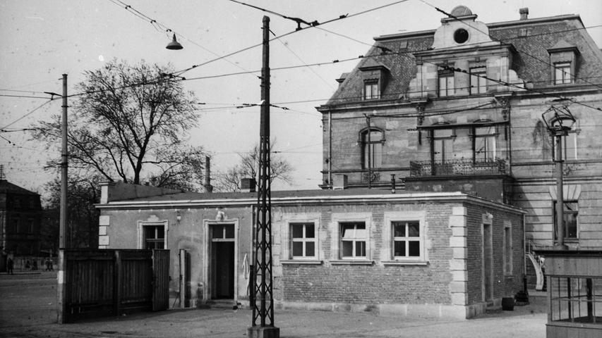 In den 1950er-Jahren geht das Fahrpersonal täglich im Pförtnerhäuschen an der Hofeinfahrt Fürther Straße ein und aus. 