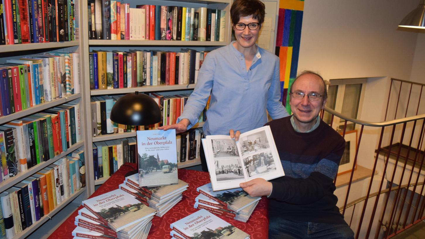 „Neumarkt in der Oberpfalz - Eine nostalgische Reise in die 60er und 70er Jahre“: Buchhändlerin Susanne Biller und Autor Dr. Frank Präger stellten das neue Werk des Stadtarchivars in der Buchhandlung Müller vor.