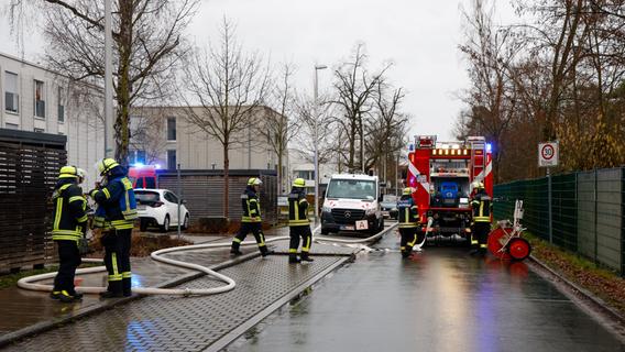Feuerwehreinsatz in Erlangen: Elektroverteiler entfacht Brand in Mehrfamilienhaus