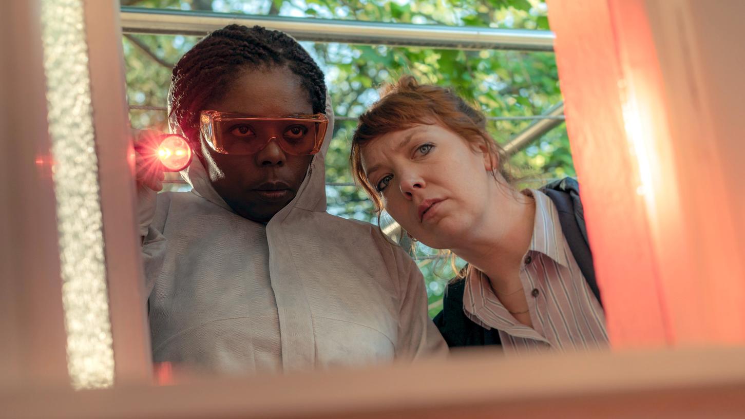 Maria (Dela Dabulamanzi) und Melly Böwe (Lina Beckmann) stellen Spekulationen über die Einbrecher an. Maria (Dela Dabulamanzi) und Melly Böwe (Lina Beckmann) stellen Spekulationen über die Einbrecher an.