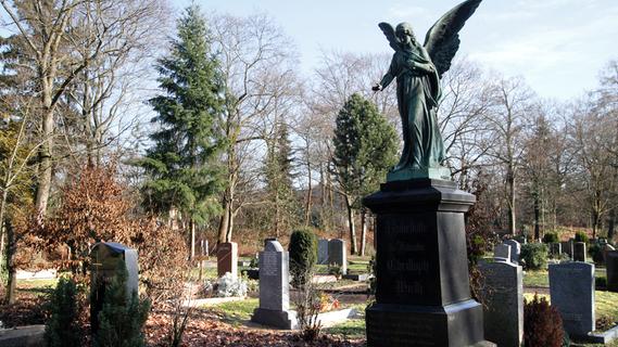 Kommunen haben Probleme mit Wachsleichen: Warum Nürnbergs Friedhöfe eine Besonderheit aufweisen