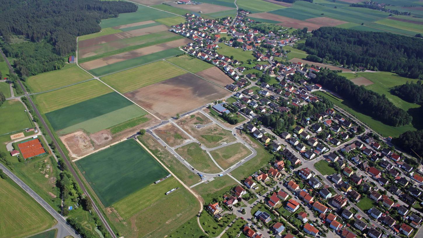 Blick aus der Luft auf das Baugebiet "Sonnenwiese" in Frickenfelden. Der Bahnübergang "Brombacher Weg" ist links oben, über der Tennisanlage, zu sehen.