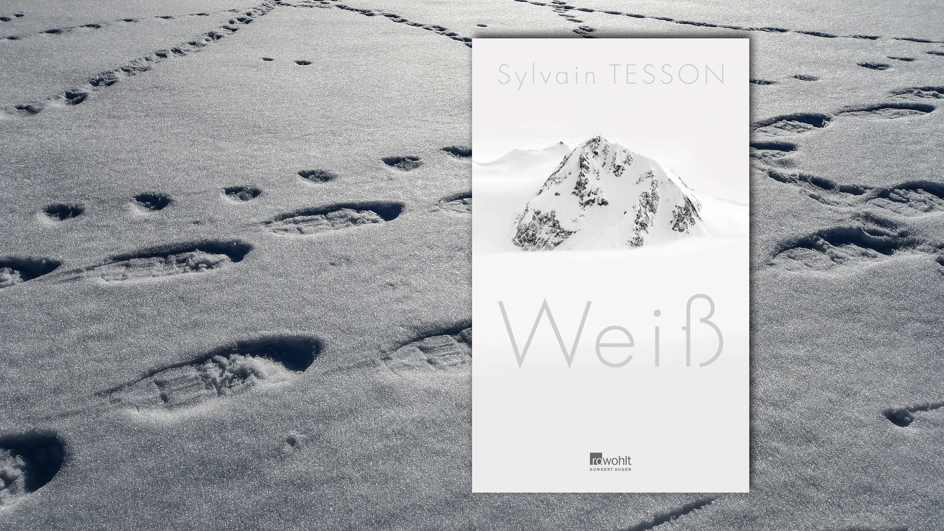 Der Titel trifft es, und doch steckt in Sylvain Tessons Reiseabenteuerbuch "Weiß" mehr als Gespür für Schnee. Auf drei Jahre verteilt, von 2018 bis 2021, durchwanderte er meist auf Skiern mit dem Bergführer und Extremkletterer Daniel du Lac die Alpen zwischen Menton und Triest. Was Tesson beim Schwitzen zwischen den Tälern und Hängen in kurze, schillernde Kapiteln packt, sind Assoziationen zur Malerei, Literatur oder einfach den eigenen Trips an einsame Orte. Da funkelt auf kargen, alpinen Wegen viel Lust aufs Denken – schon, um die Sache auch mental durchzustehen. Humor hat Tesson obendrein. Wie hilfreich, auch im eisigen Weiß. (Rowohlt, 23 Euro) Christian Mückl