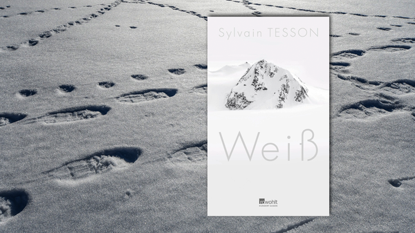 Der Titel trifft es, und doch steckt in Sylvain Tessons Reiseabenteuerbuch "Weiß" mehr als Gespür für Schnee. Auf drei Jahre verteilt, von 2018 bis 2021, durchwanderte er meist auf Skiern mit dem Bergführer und Extremkletterer Daniel du Lac die Alpen zwischen Menton und Triest. Was Tesson beim Schwitzen zwischen den Tälern und Hängen in kurze, schillernde Kapiteln packt, sind Assoziationen zur Malerei, Literatur oder einfach den eigenen Trips an einsame Orte. Da funkelt auf kargen, alpinen Wegen viel Lust aufs Denken – schon, um die Sache auch mental durchzustehen. Humor hat Tesson obendrein. Wie hilfreich, auch im eisigen Weiß. (Rowohlt, 23 Euro) Christian Mückl