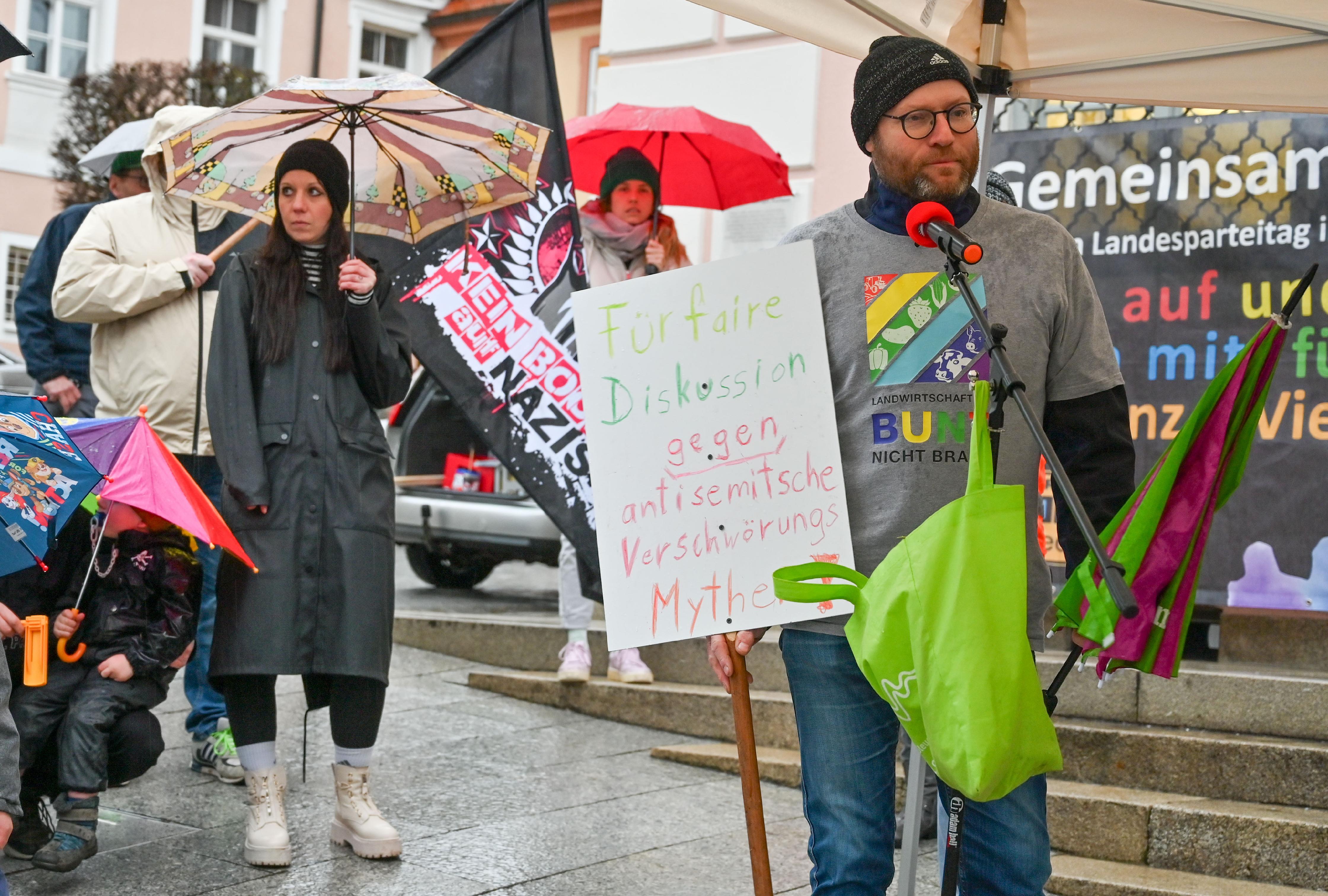 Die Initiative "Greding ist bunt" lud am 22.02.2024 zu einer Demonstration gegen rechts auf dem Gredinger Marktplatz ein.
Foto: Tobias Tschapka