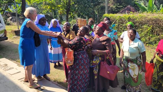 Nähmaschinen und Operationsbesteck: Elisabeth Ostaleckis Einsatz für Menschen in Tansania