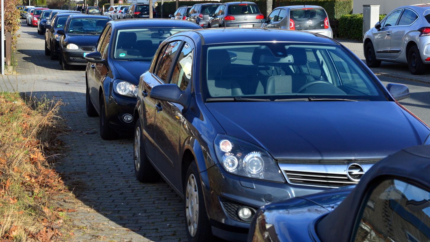 Oft suchen Autofahrer lange Zeit in Erlangen nach einem Parkplatz. Die Stadt hofft, mit einer neuen Gebührenordnung das Problem zumindest lindern zu können.