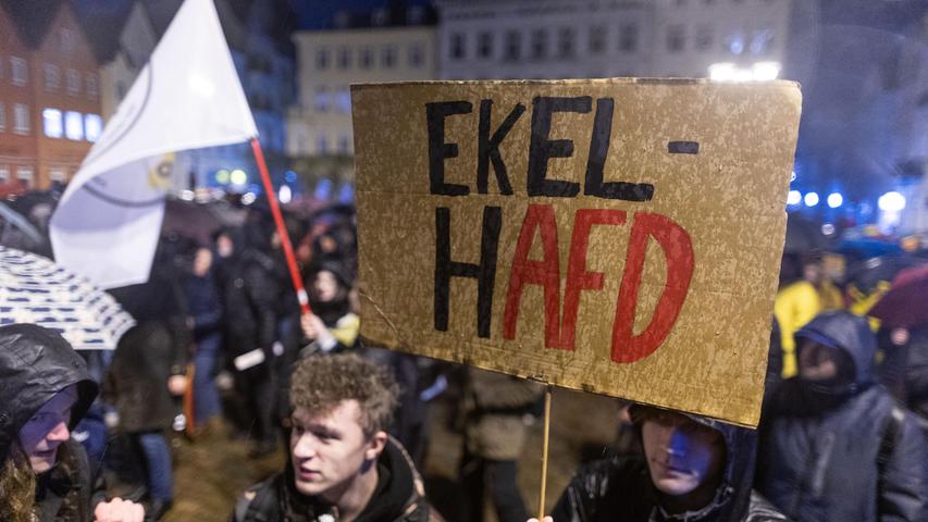 Hunderttausende gehen seit den Enthüllungen des Recherchenetzwerkes Correctiv in Deutschland auf die Straße, um gegen den Rechtsextremismus zu protestieren.