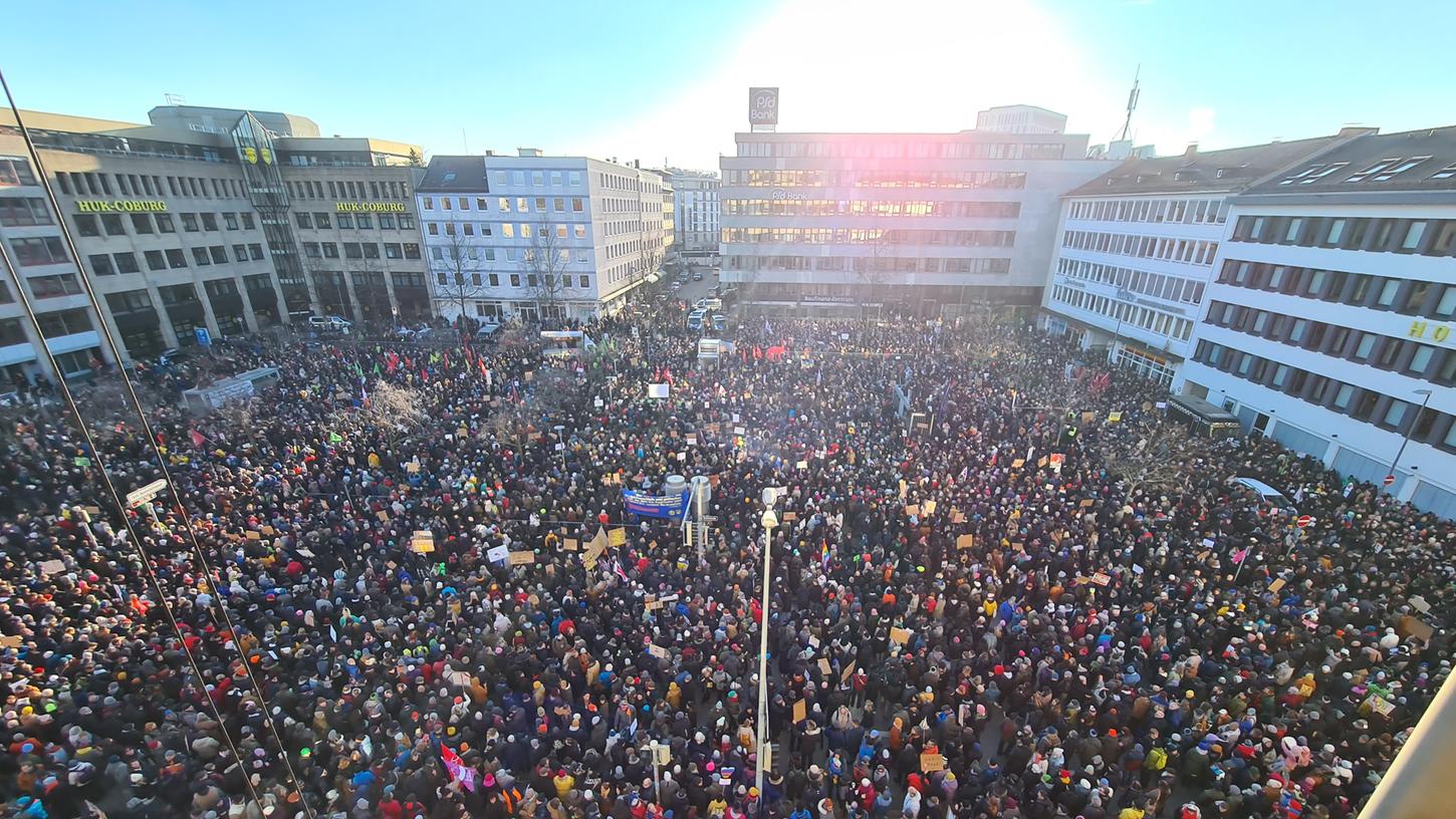 Zwei große Demos für die Demokratie gab es 2024 in Nürnberg, die erste Veranstaltung fand auf dem Willy-Brandt-Platz statt.