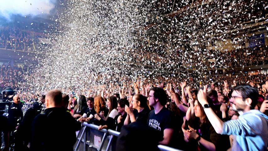 Mega-Party in ausverkaufter Arena: Electric Callboy heizen Fans in Nürnberg ein