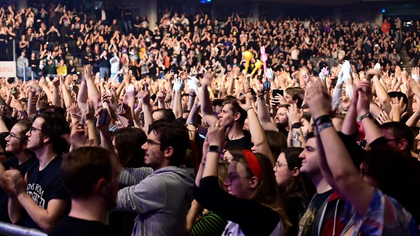 Mega-Party in ausverkaufter Arena: Electric Callboy heizen Fans in Nürnberg ein