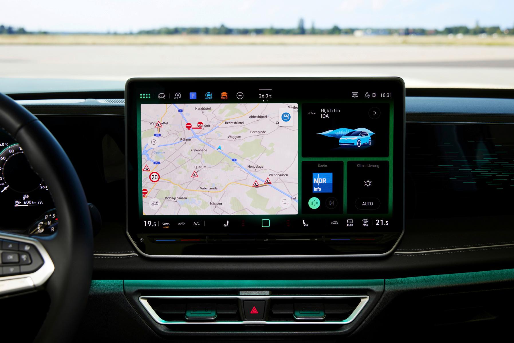 Zentrales Element ist der ausstattungsabhängig 12,9 oder 15 Zoll große Touchscreen, den am oberen und unteren Rand zwei Bedienleisten einrahmen.
