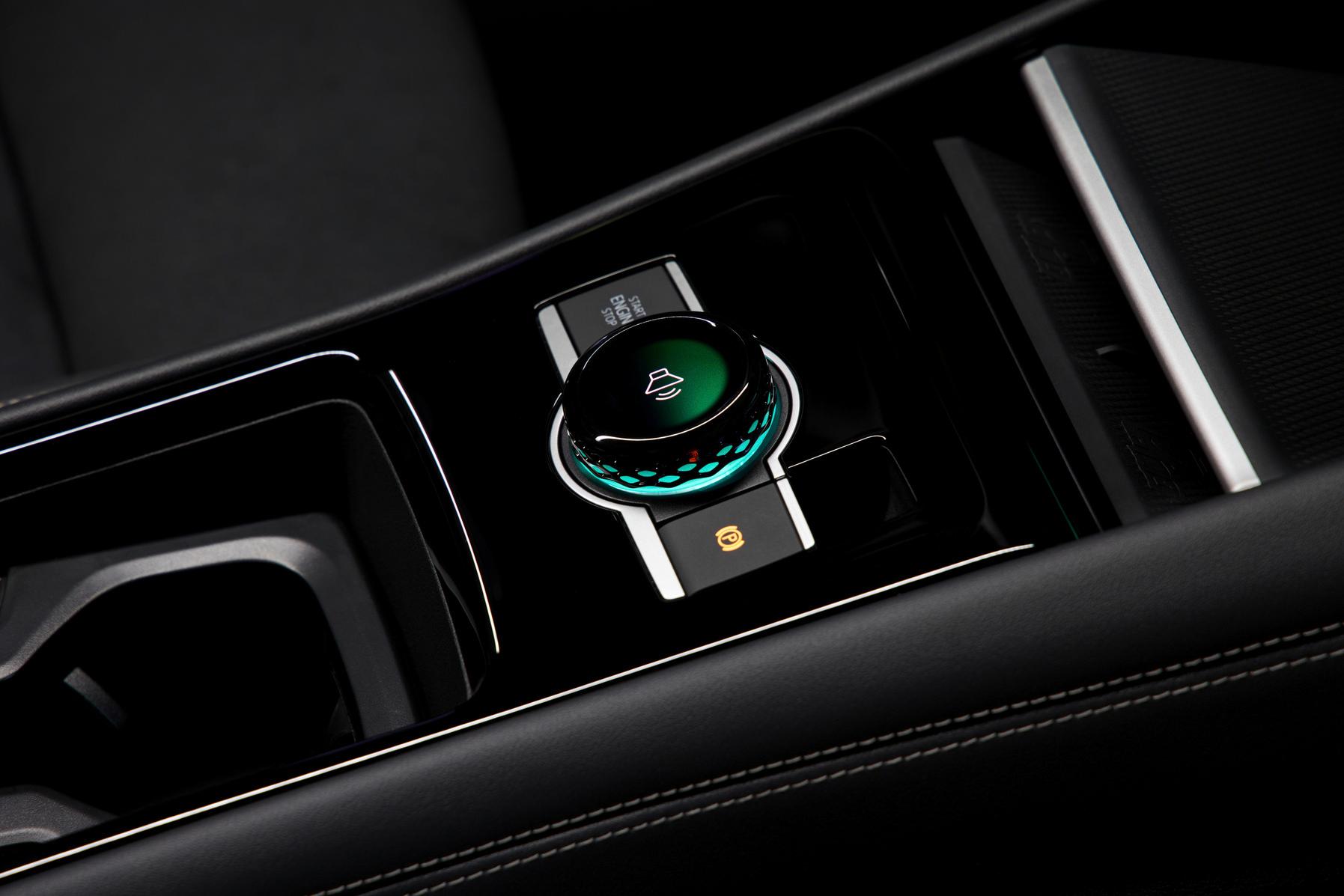 Ein weiteres Novum ist der Fahrerlebnisschalters, der gleichermaßen für die Laut-Leise-Regelung, die Fahrmodi sowie für das Licht- und Soundambiente mitsamt der passenden Spotify-Playlist da ist.