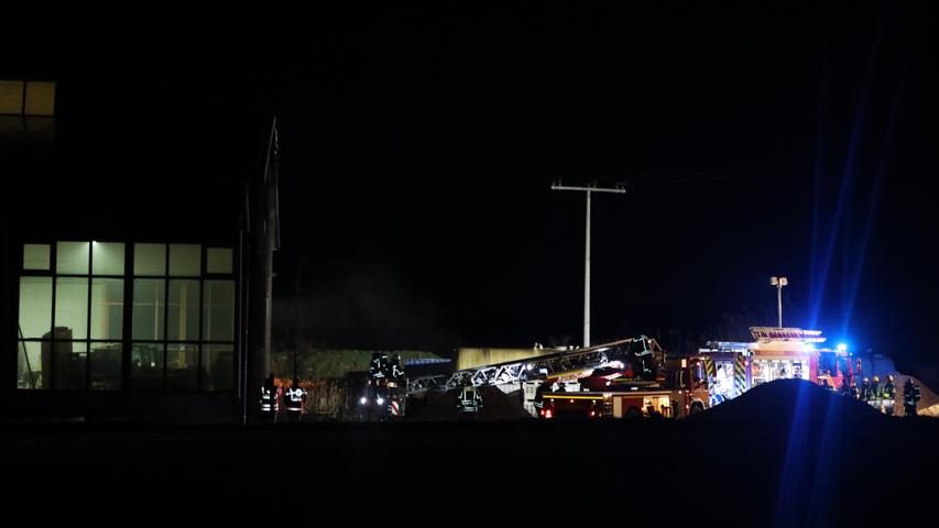 An einer Scheune und bei zwei Hallen musste die Feuerwehr in Beerbach in der Nacht von Freitag auf Samstag Brände löschen.