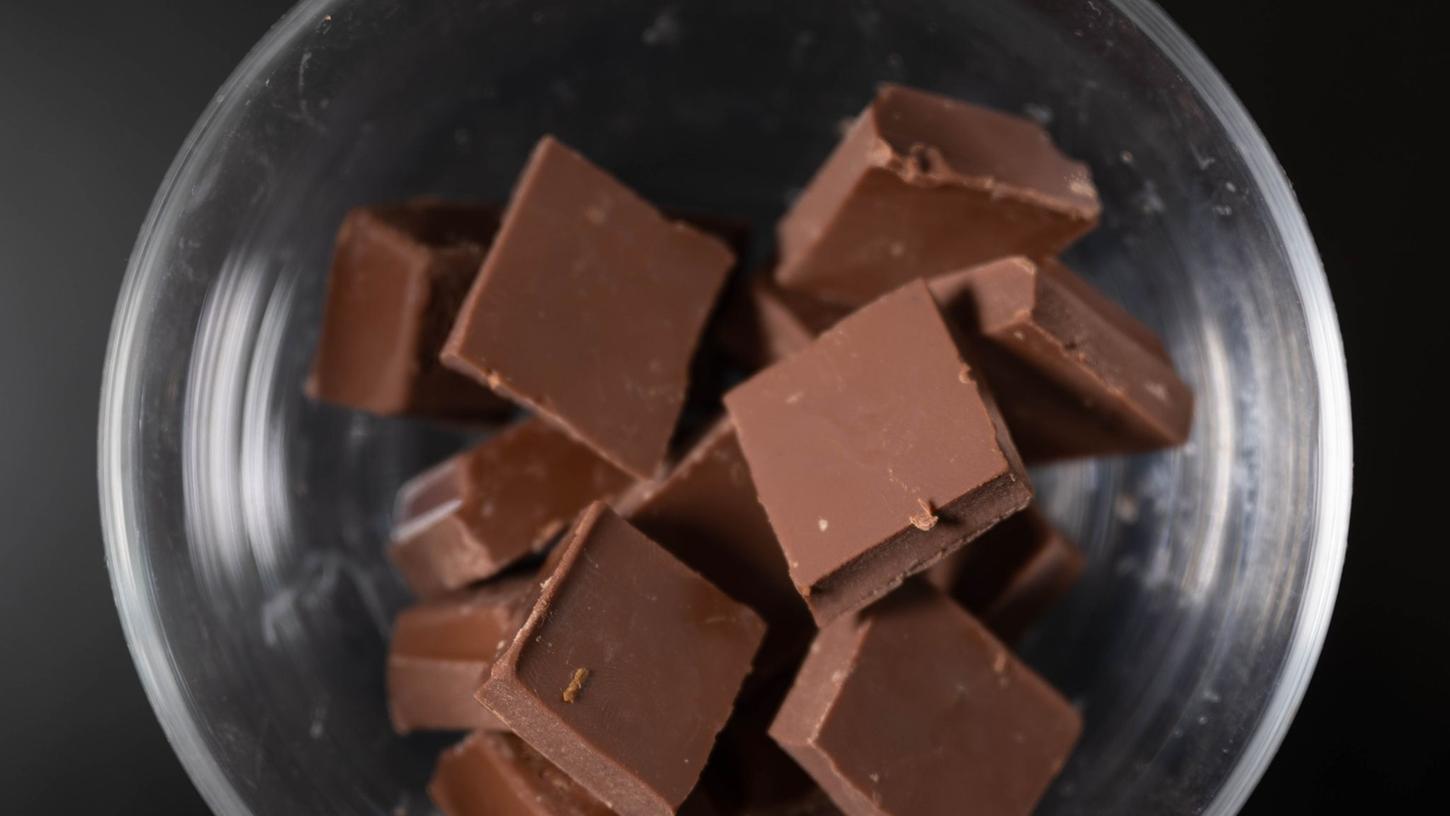 Eine Schale mit Schokolade steht auf einem Couchtisch. Der steigende Kakao-Preis könnte bald auch Auswirkungen auf die Schokolade im Supermarkt haben. Eine Schale mit Schokolade steht auf einem Couchtisch. Der steigende Kakao-Preis könnte bald auch Auswirkungen auf die Schokolade im Supermarkt haben.