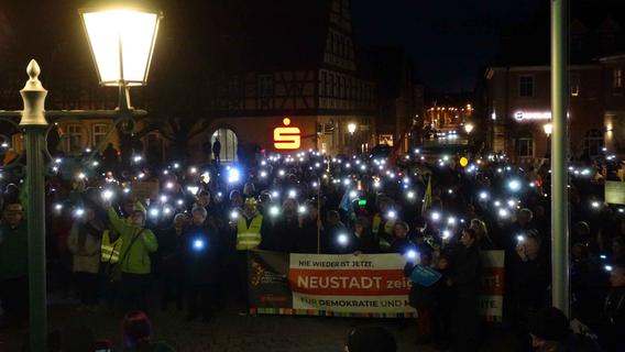 Lichtermeer und illuminiertes Rathaus: Bürgermeister mit klaren Worten bei "Neustadt/Aisch ist bunt"