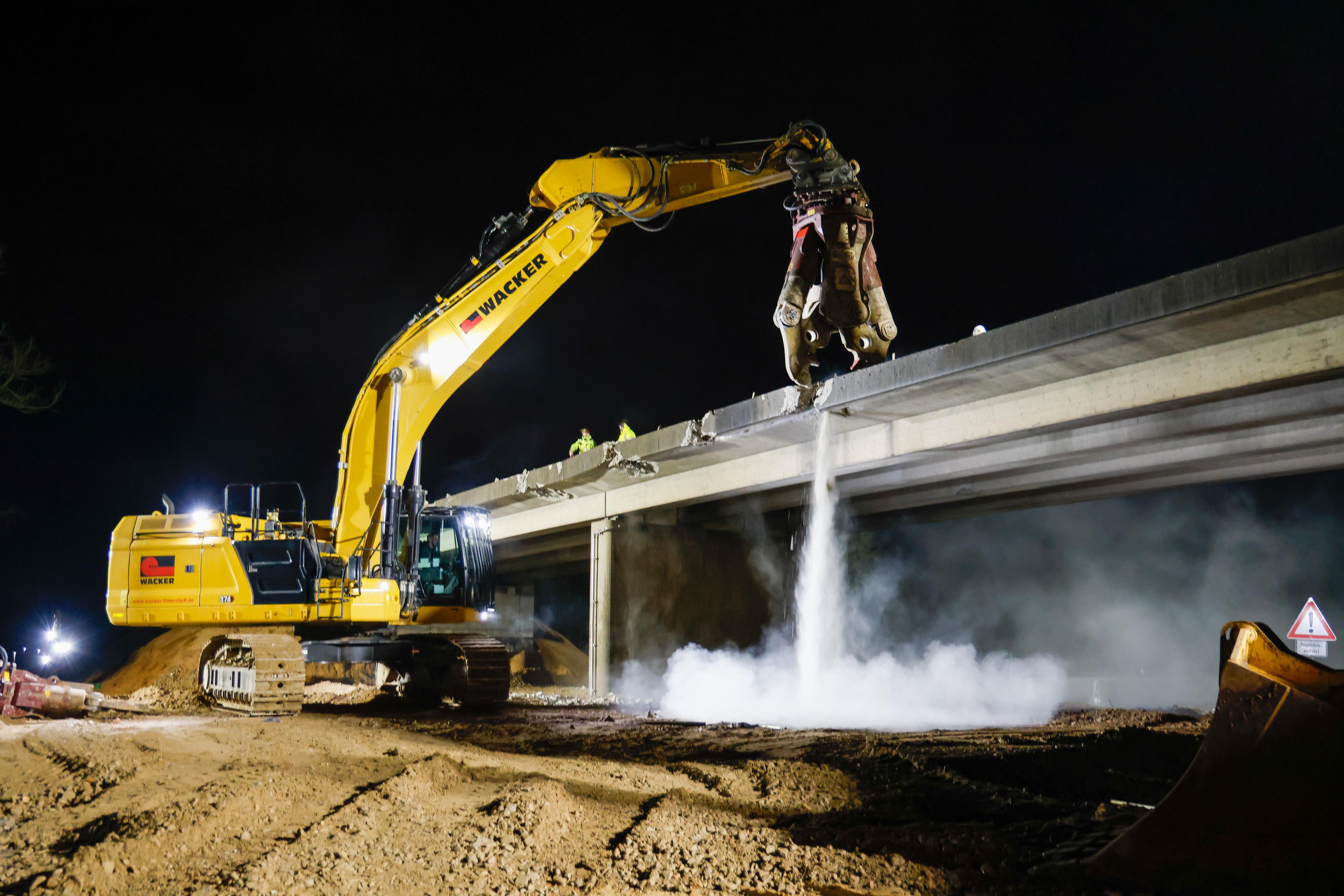 Das bestätigte ein Sprecher der Außenstelle Bayreuth der Autobahn GmbH. Grund sind demnach Arbeiten zur Erneuerung des Überführungsbauwerks an einer Kreisstraße. 
