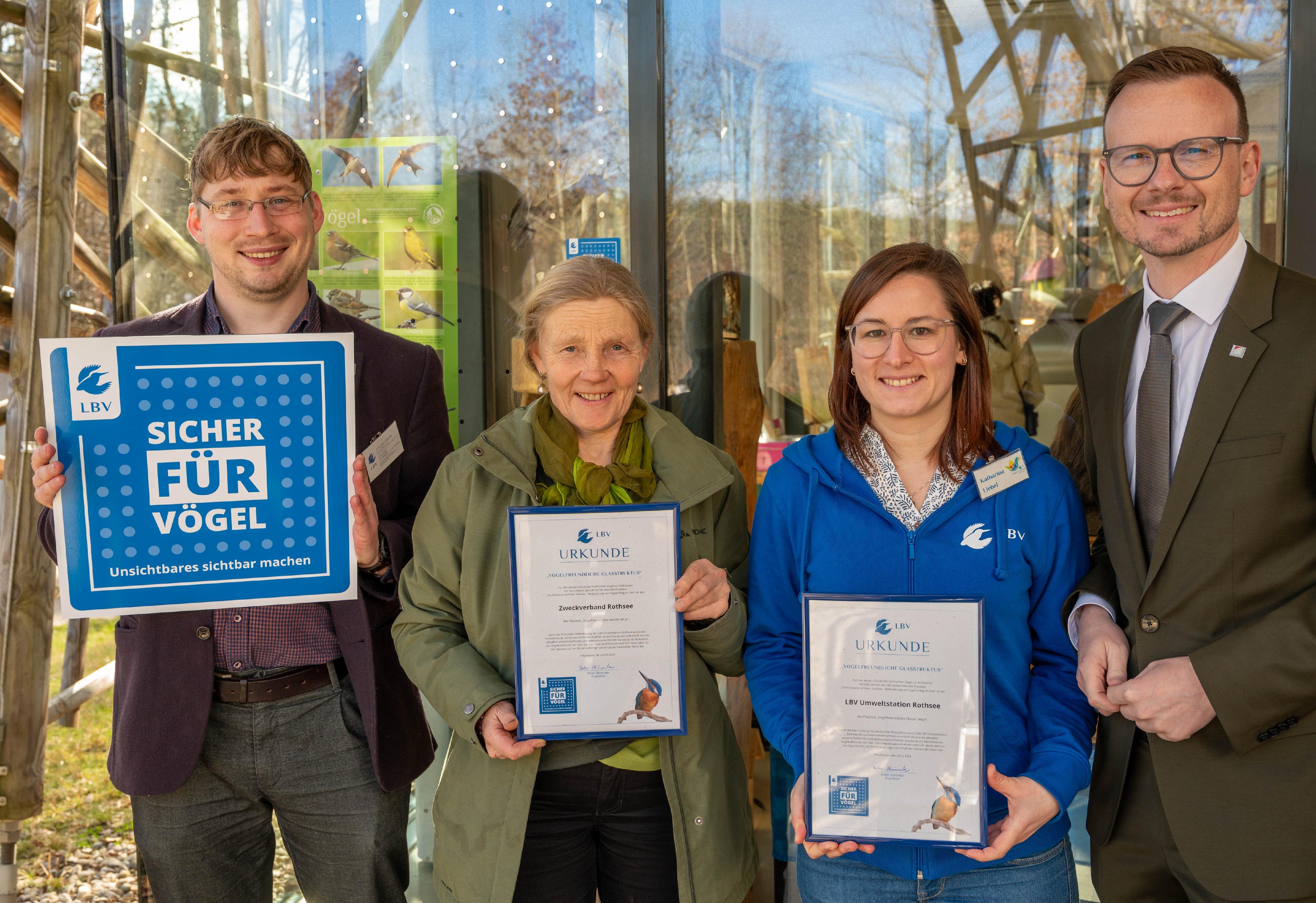 Die Personen v.l.n.r.: LBV-Referent Dr. Peter Stimmler, stellv. Landrätin Ursula Klobe, LBV-Mitarbeiterin Katharina Liebel, Bezirkstagspräsident Peter Daniel Forster.
Foto: Tobias Tschapka