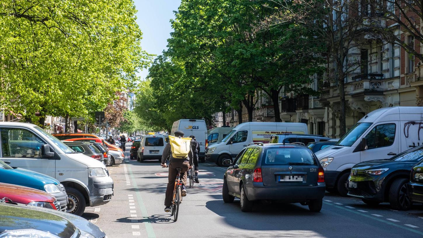 Eine belebte Fahrradstraße, die auch Autofahrer nutzen dürfen - hier sollte man vorsichtig unterwegs sein.