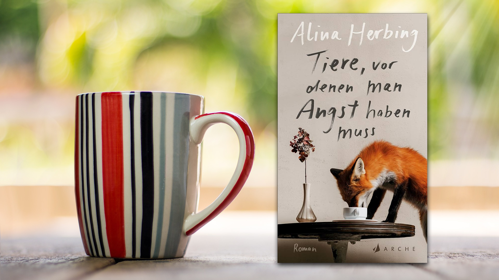 Madeleine und Ronja würden sich ihre Zukunft am liebsten aus dem Quellekatalog bestellen. Ein adrettes Zuhause, in dem alles funktioniert, auch die Heizung. Die Mädchen leben in den Nachwendejahren mit ihrer Mutter in einer Ruine im ländlichen Mecklenburg, in der der Winter durch alle Ritzen kriecht. Die Kinder sind sich selbst überlassen, die Mutter widmet sich der Rettung von Hunden oder Wildschweinen. "Tiere, vor denen man Angst haben muss" heißt der neue Roman von Alina Herbing, die 2017 mit ihrem Debüt "Niemand ist bei den Kälbern" viel Lob eingeheimst hat. In ihrem ersten Buch herrschte viel Trostlosigkeit, ihr ist sie treu geblieben. Und trotzdem steckt ganz viel Hoffnung in dieser Geschichte, in der es um den Kampf junger Menschen geht, in widrigen Umständen ein Leben in Würde zu führen. Herbings intensive Art zu erzählen schafft eine große Nähe zu ihren Figuren. Man möchte die Mädchen in eine Decke wickeln und ihnen Tee kochen. (Arche, 23 Euro) Gabi Eisenack