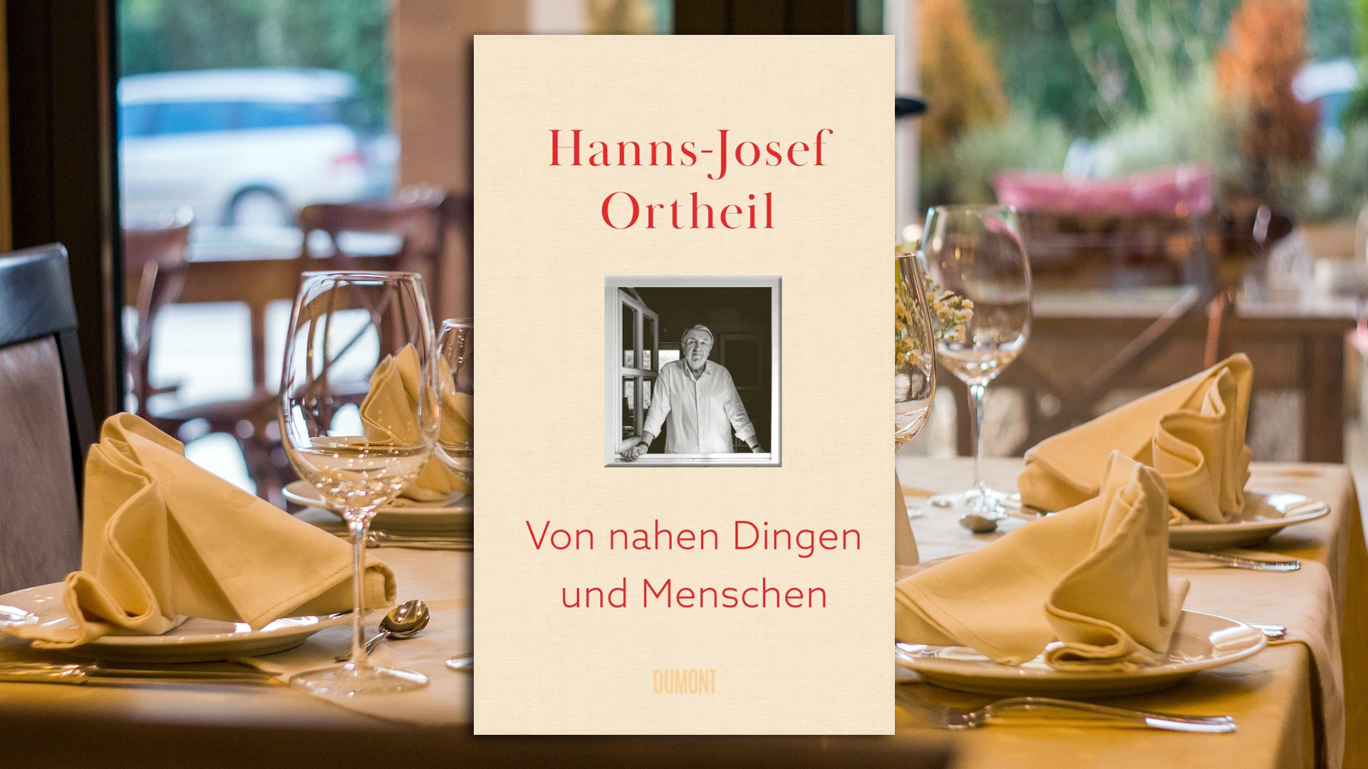 Es sind keine Tagebucheintragungen, eher Aufzeichnungen aus den letzten fünf Jahren, an denen Hanns-Josef Ortheil uns hier teilhaben lässt. Ob ein Waldspaziergang, ein skurriler Traum oder ein Zoobesuch, der Ukrainekrieg und Putin, die Fragwürdigkeit der Beichte oder Beobachtungen während der Coronazeit: Die kurzen Texte "Von nahen Dingen und Menschen" schildern einerseits alltägliche Erlebnisse und Begegnungen, die jedem Leser passieren könnten. Aber der Autor entführt auch in entlegenere Welten wie Edelrestaurants oder lässt uns an Freundschaften teilnehmen: Unter der amüsanten Oberfläche verbergen sich viele nachdenkenswerte Aspekte: Es empfiehlt sich deshalb eine dosierte Lektüre! (Dumont, 24 Euro) Anja Weigmann