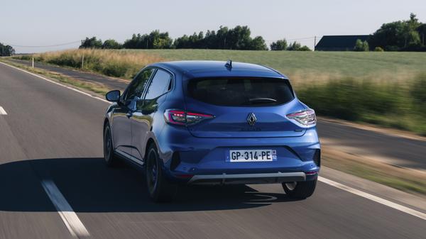 Zum erwachseneren Eindruck tragen unter anderem die modernisierte Front mit Voll-LED-Scheinwerfern und das aerodynamisch optimierte Heck mit klarglasbedeckten Rückleuchten und seitlichen Luftauslässen bei.