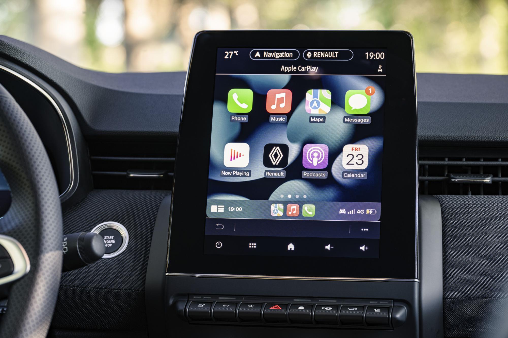 Das Smartphone lässt sich auch über Apple CarPlay oder Android Auto anbinden, allerdings braucht es dazu ein Kabel.
