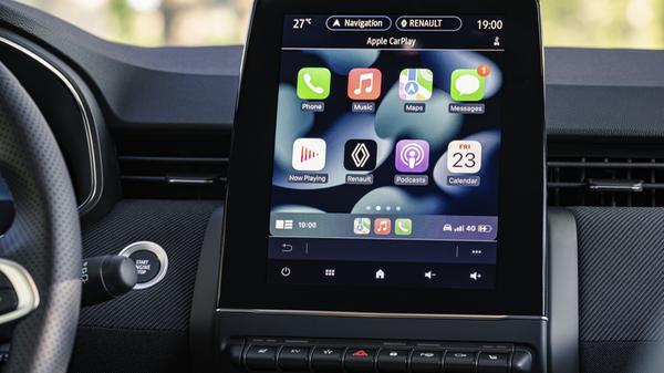 Das Smartphone lässt sich auch über Apple CarPlay oder Android Auto anbinden, allerdings braucht es dazu ein Kabel.