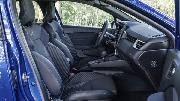 Leder kommt dem Clio nicht mehr über die Türschweller, auch die körpernah geformten und doch komfortablen Sportsitze der Alpine-Version verzichten darauf.